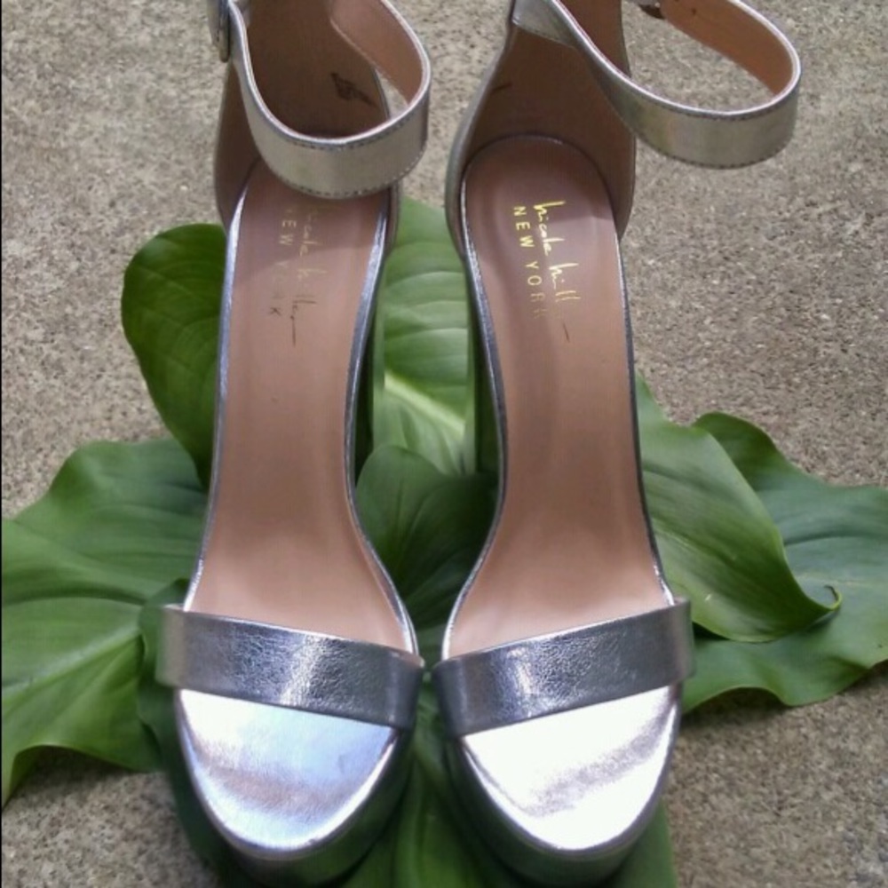 NWOT Nicole Miller metallic platforms. - Picture 4 of 5